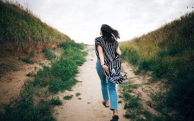 Woman walking down a dirt road path. Walk the path to healing with an online therapist in Seattle, WA. Learn more about online therapy in Washington